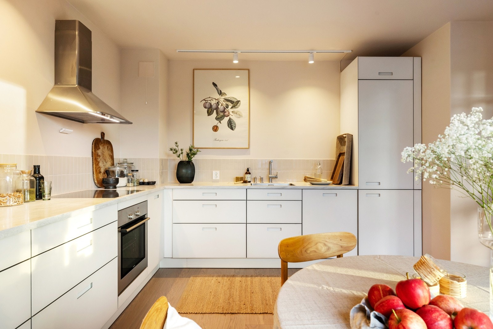 Benkeplaten er i Corian og har underlimt Blanco stålkum, Blanco blandebatteri samt to integrerte såpedispensere. Galleribilde