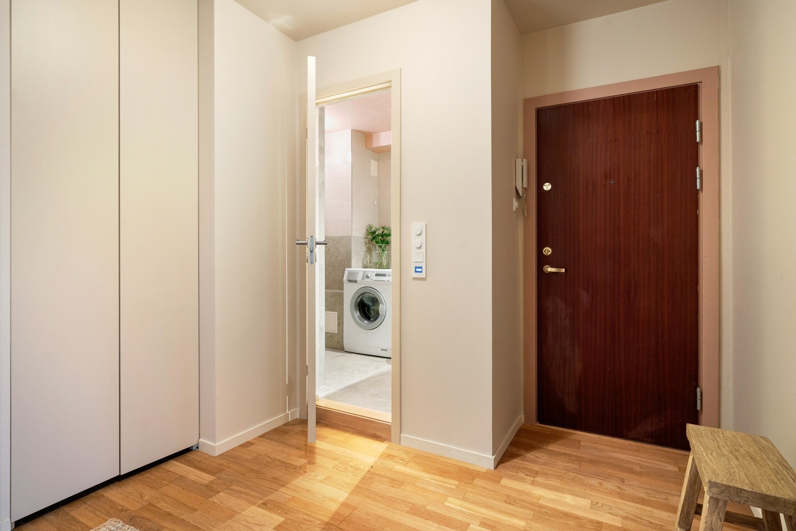 Entréen er lys og ryddig med god plass til oppbevaring av yttertøy og sko. Her er det en plassbygd garderobeløsning som gir god orden i hverdagen. Galleribilde