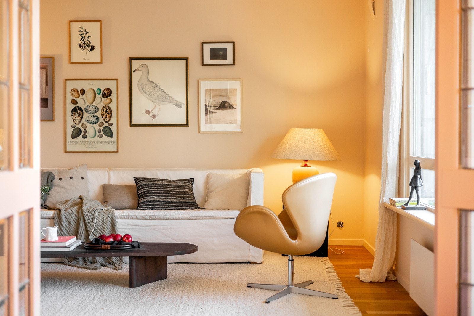 Det er nye wifi styrte panelovner i stuen, på kjøkken og på begge soverommene. Galleribilde