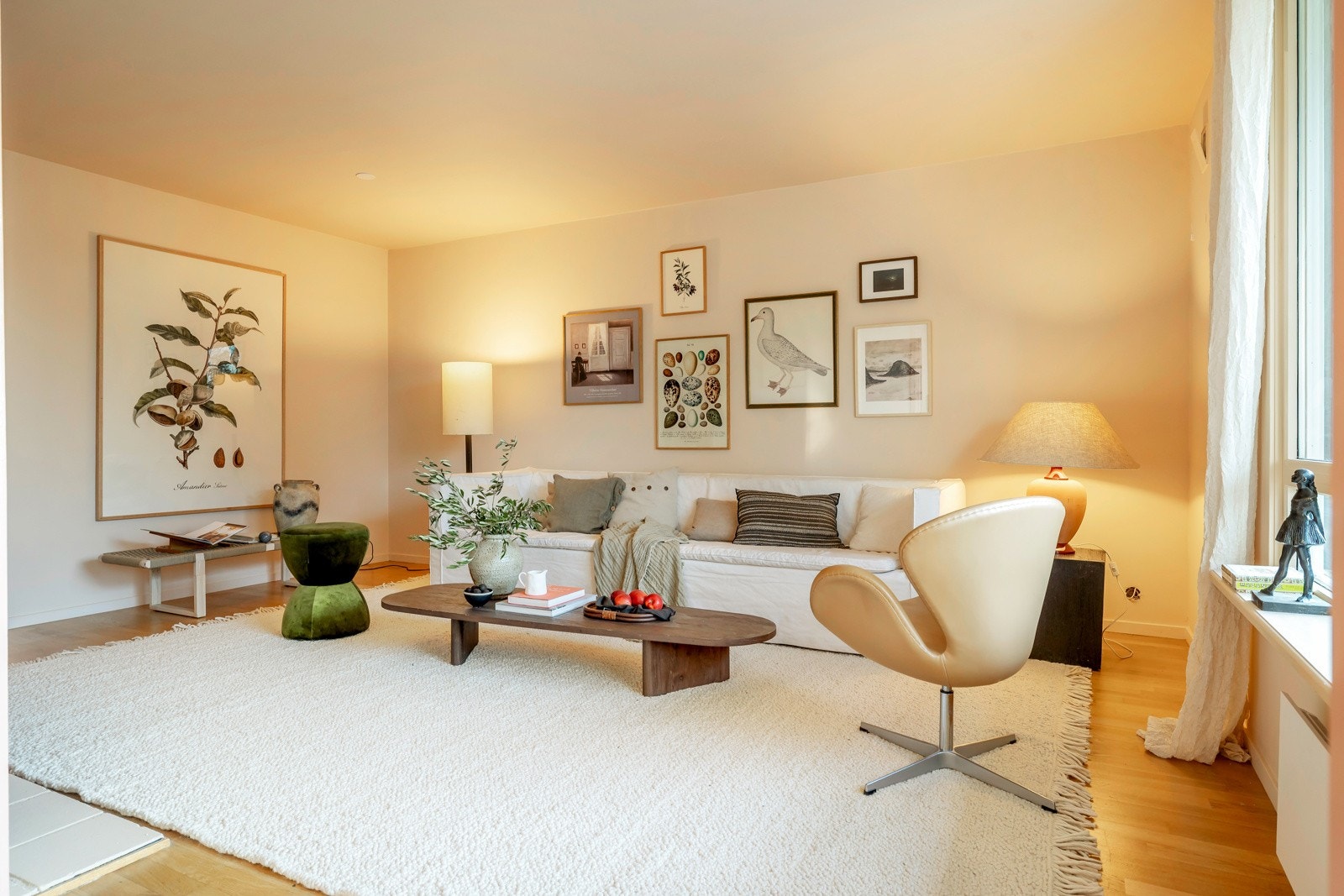 Stuen har god plass til både sofagruppe og øvrig møblement. Galleribilde