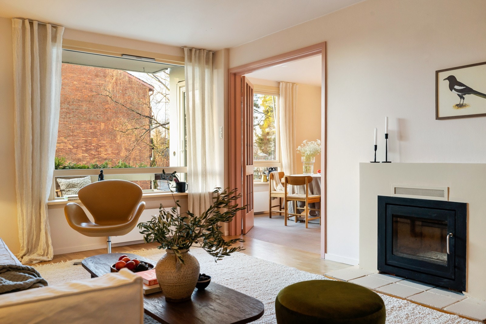 Stuen er romslig og innbydende med store vindusflater som gir rikelig med naturlig lys og et åpent, luftig preg. Galleribilde