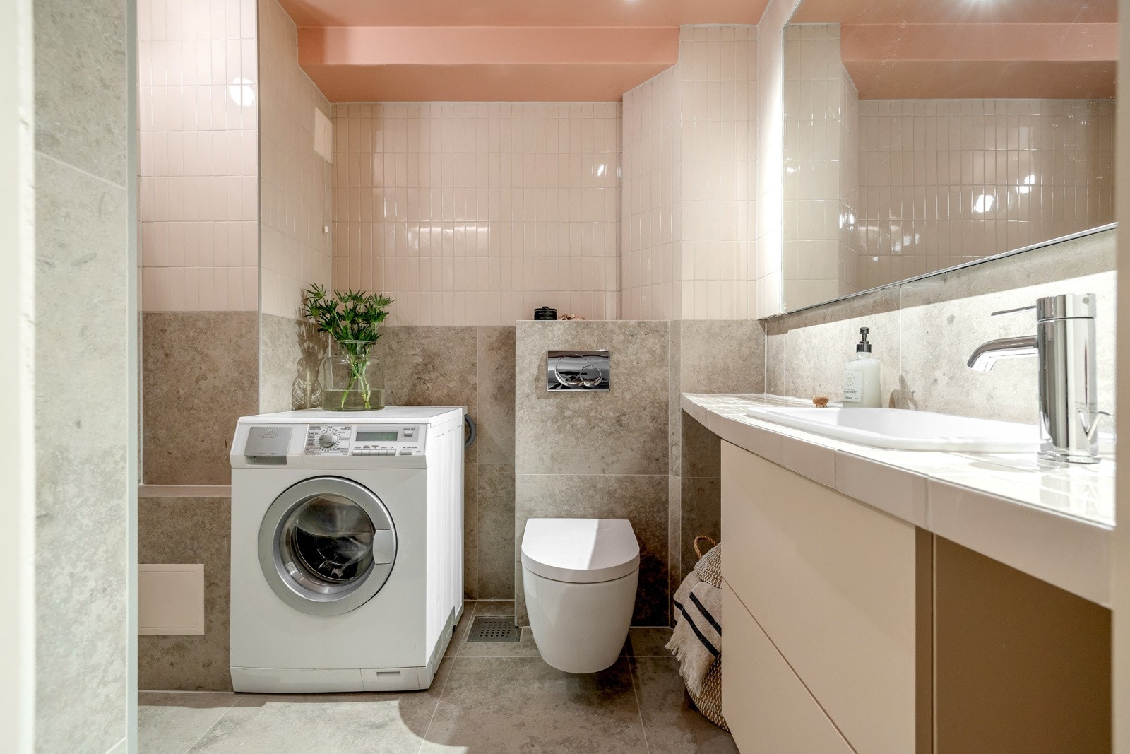 Badet er nylig totaloppusset i november 2025 og fremstår som moderne og delikat med flislagte overflater i lyse og behagelige fargetoner. Det er opplegg for vaskemaskin og tørketrommel. Galleribilde