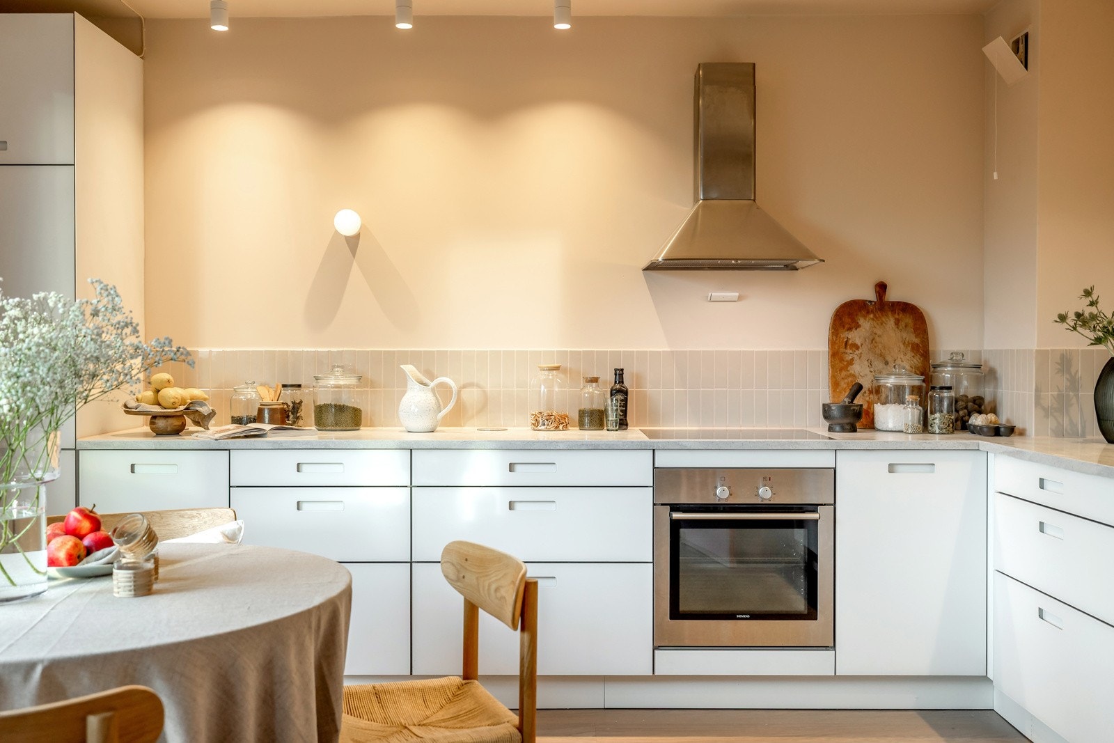 Innredningen har glatte fronter og rikelig med skap- og benkeplass som gir gode arbeidsforhold og et ryddig uttrykk. Galleribilde