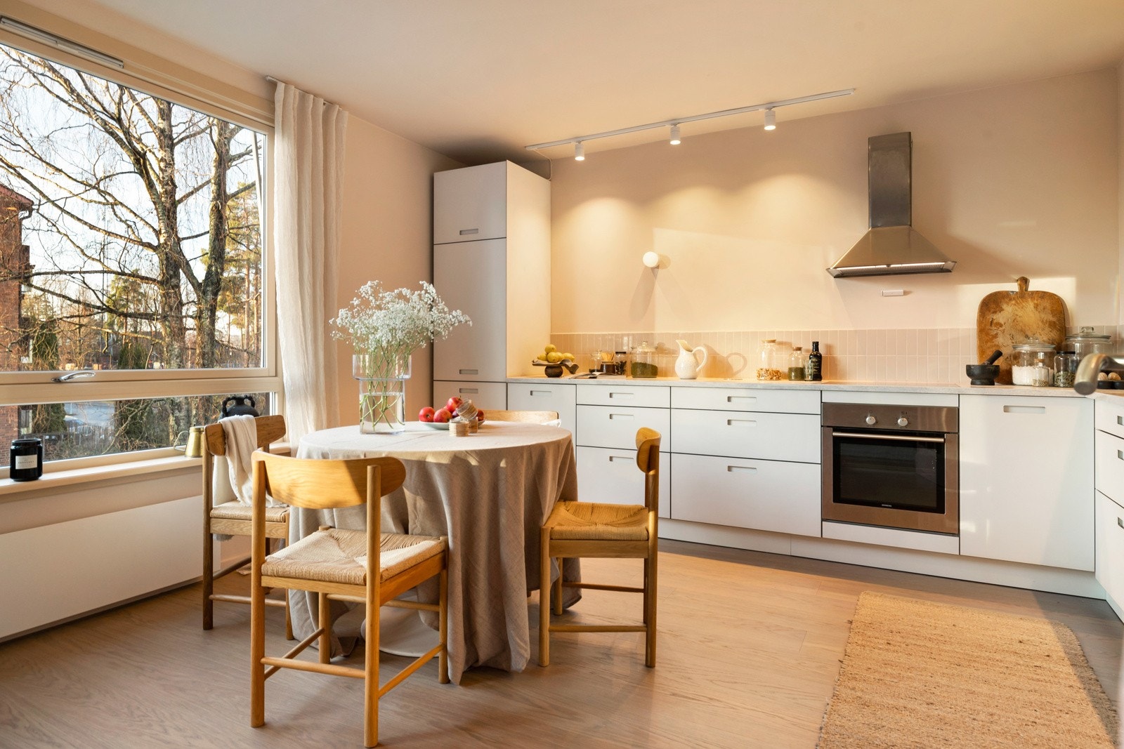 På kjøkkenet er det god plass til spisegruppe ved vinduet. Galleribilde