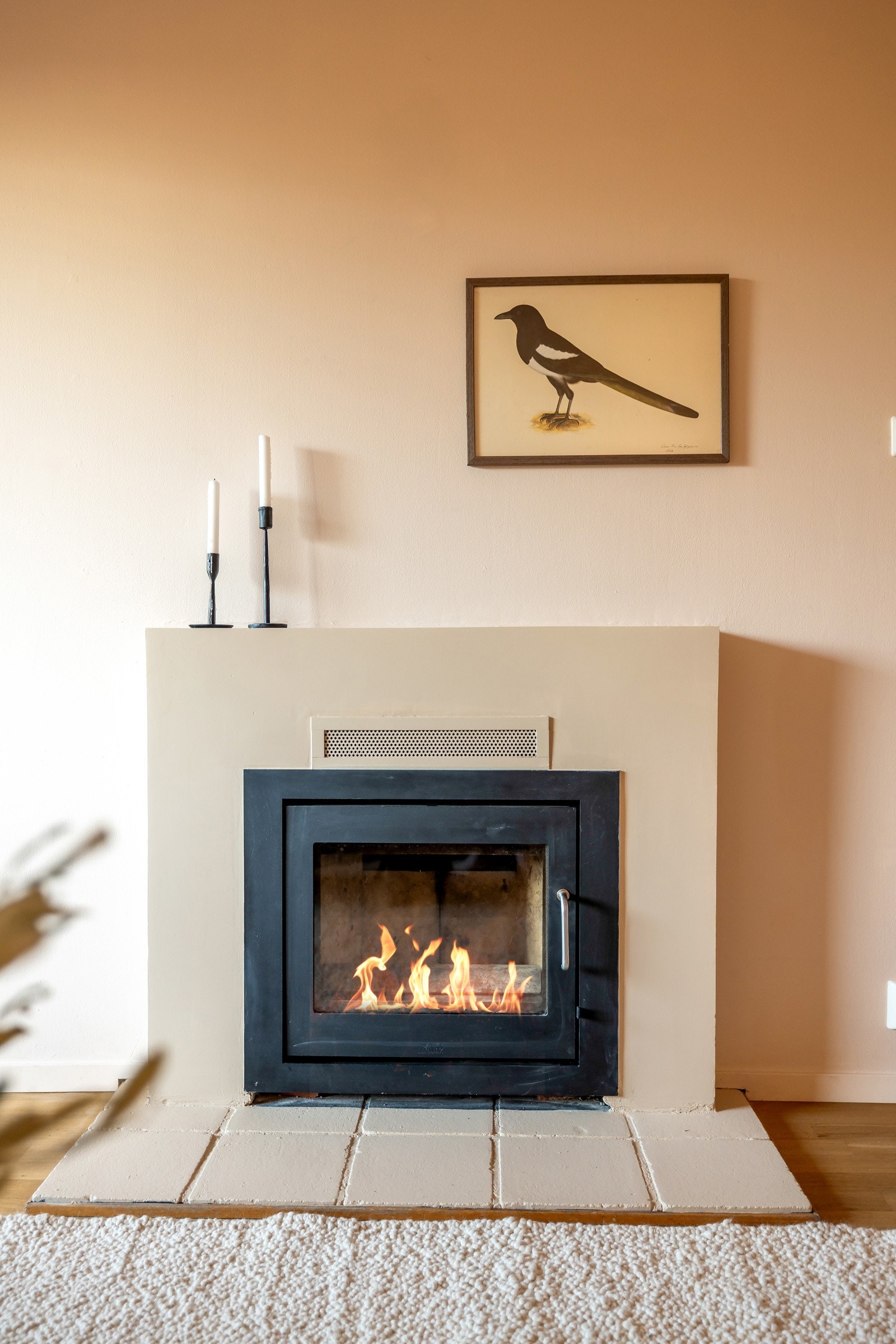 En flott innsatspeis fra Rais gir stuen et lunt og stemningsfullt uttrykk og bidrar til ekstra komfort på kjøligere dager. Galleribilde