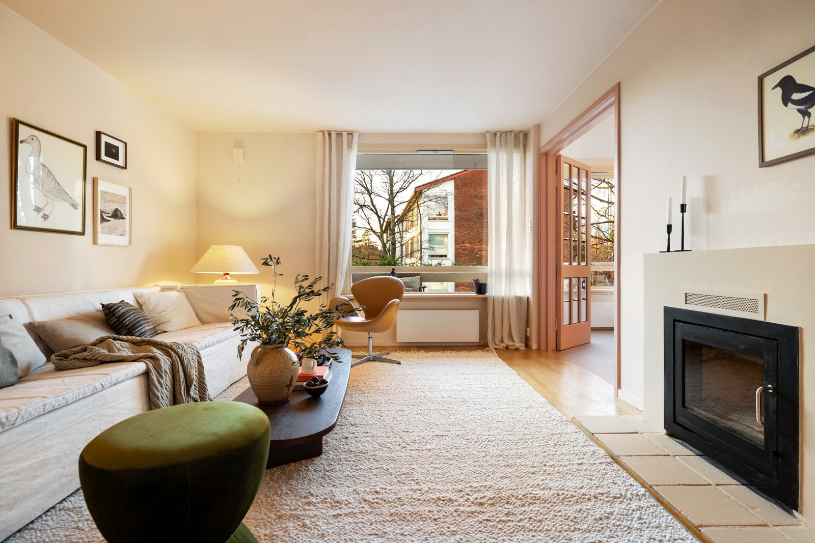 Leiligheten fremstår som svært innbydende etter omfattende oppgraderinger. Her får du en leilighet med praktisk planløsning med blandt annet en romslig stue. Galleribilde