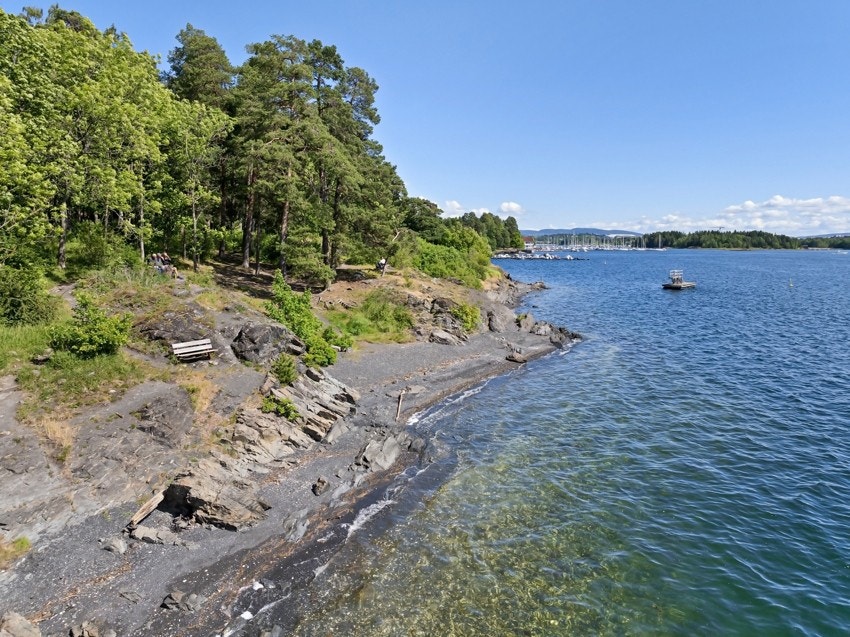 I gangavstand ligger Strand Kajakklubb, Bærum Seilforening, Høvikodden med badestrand og utsikt mot Kalvøya og Kadettangen. Galleribilde