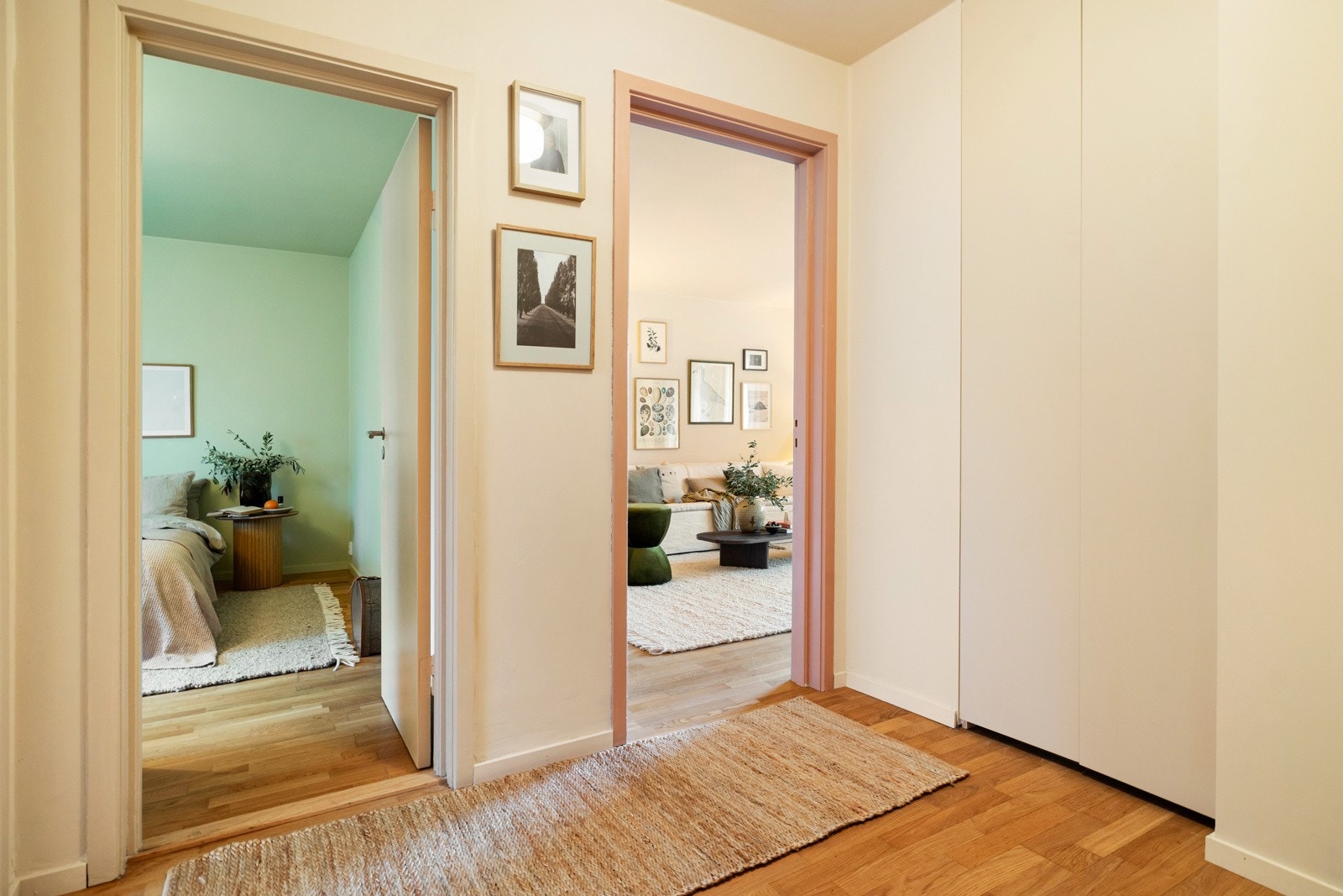 Gang med plassbygd garderobeløsning. Galleribilde