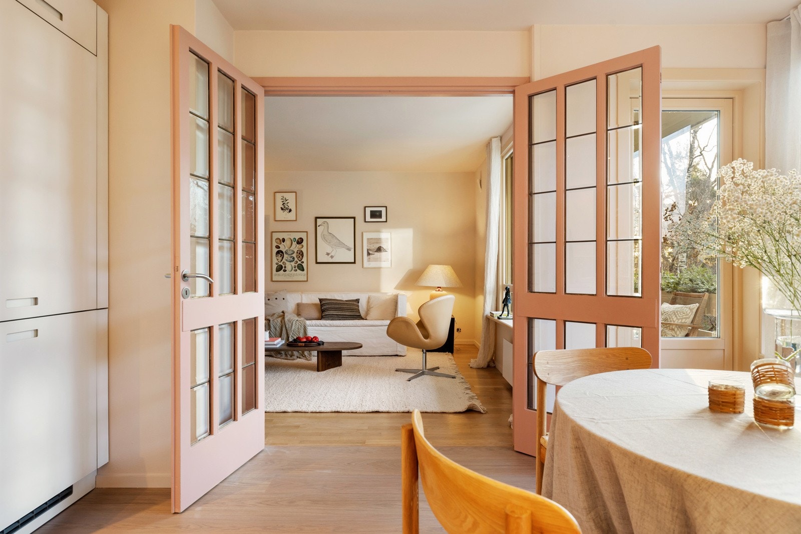 De doble dørene med glassfelt gir også mulighet for å skjerme kjøkkenet ved behov. Galleribilde