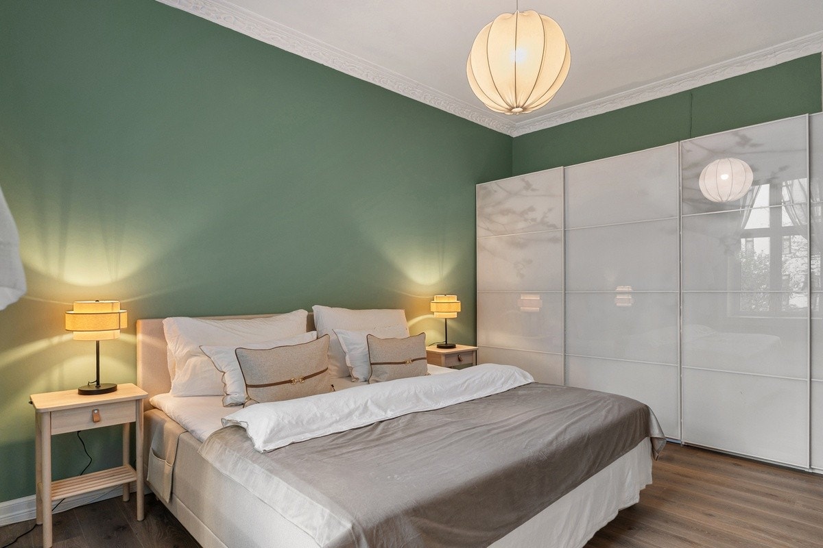 Langs én vegg finner du en stor skyvedørsgarderobe som gir rikelig med oppbevaringsplass. Galleribilde