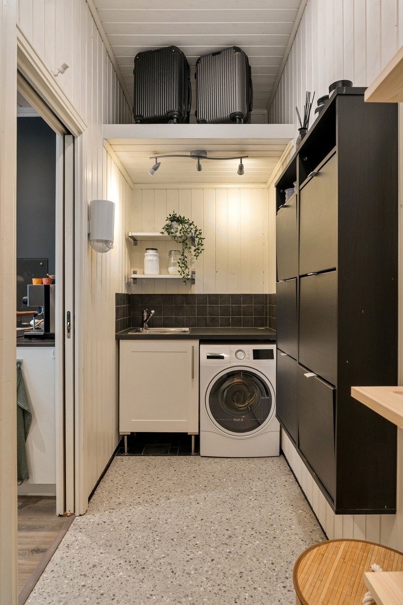 Bak kjøkkenet ligger en bod med god lagringsplass, som er innredet som et vaskerom. Galleribilde