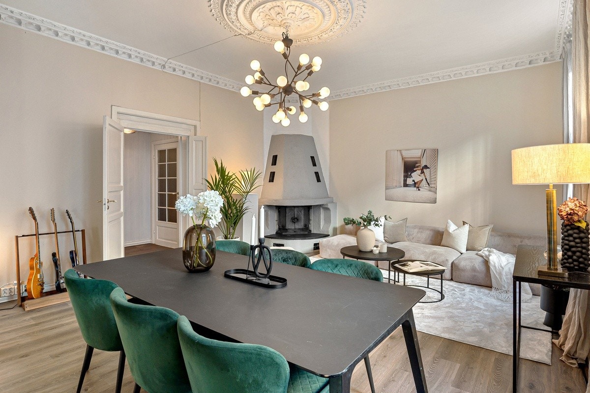 Videre inn i boligen møter du en lys og luftig stue med store vindusflater som slipper inn rikelig med dagslys Galleribilde