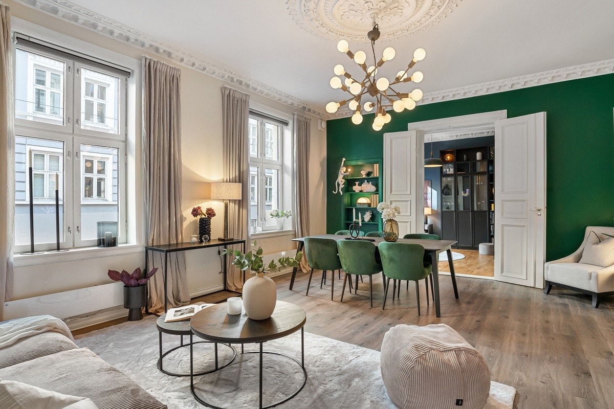 Rommet har en god planløsning som gjør det enkelt å møblere med sofa, sofabord, mediebenk og spisebord Galleribilde