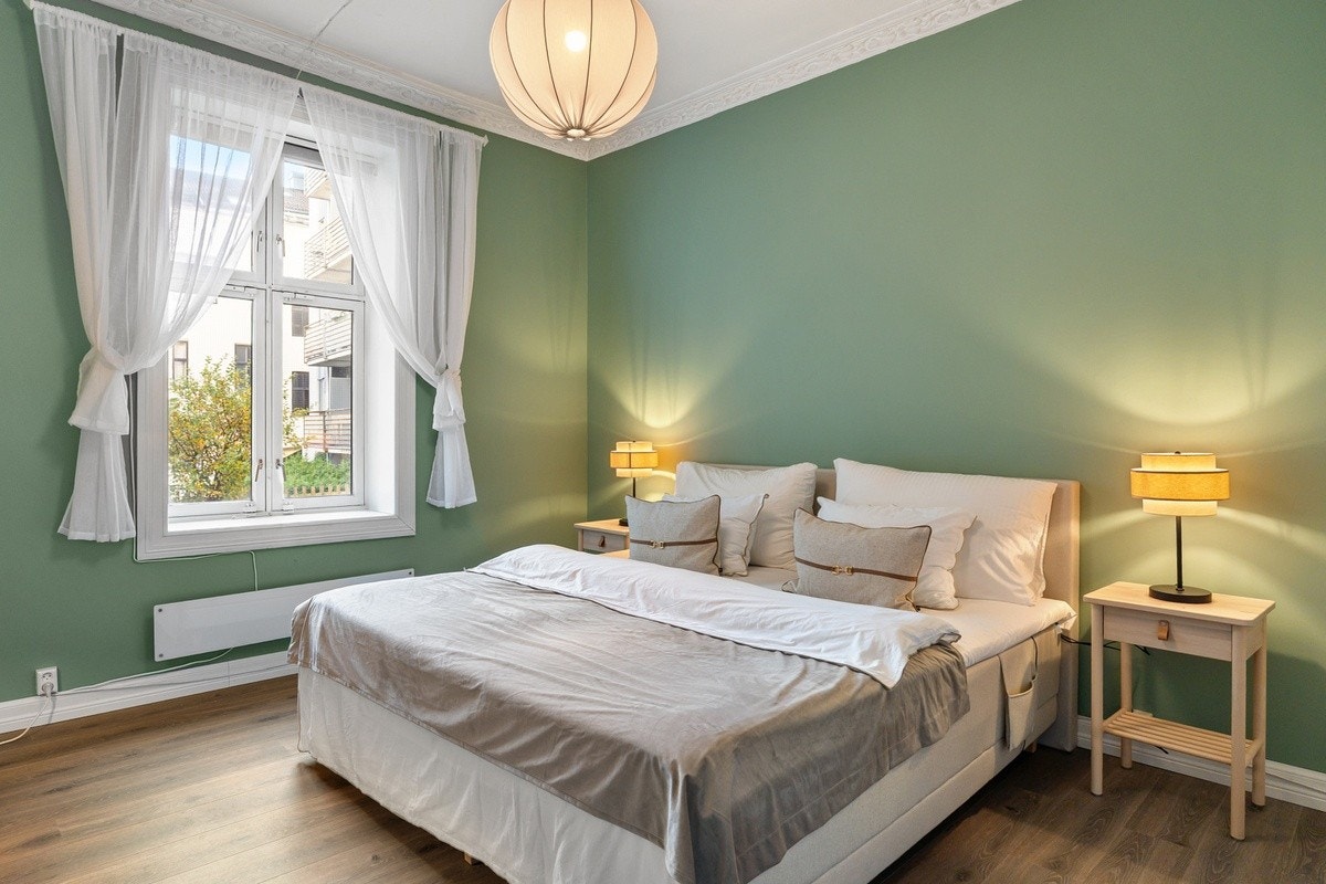 Hovedsoverommet er romslig med plass til dobbeltseng og nattbord på hver side. Galleribilde