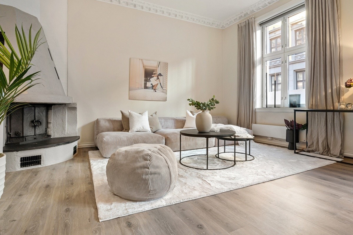 Stuen er lys og luftig, med store vindusflater som gir rikelig med lys Galleribilde