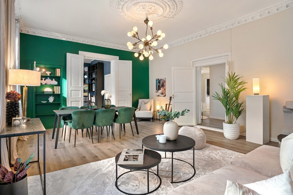 Det er en naturlig plass til både spisebord, sofa og tilhørende sofabord Galleribilde