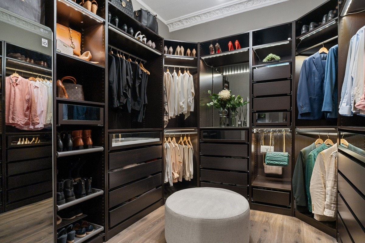 Leiligheten har i tilknytning til soverommet en walk-in-garderobe Galleribilde