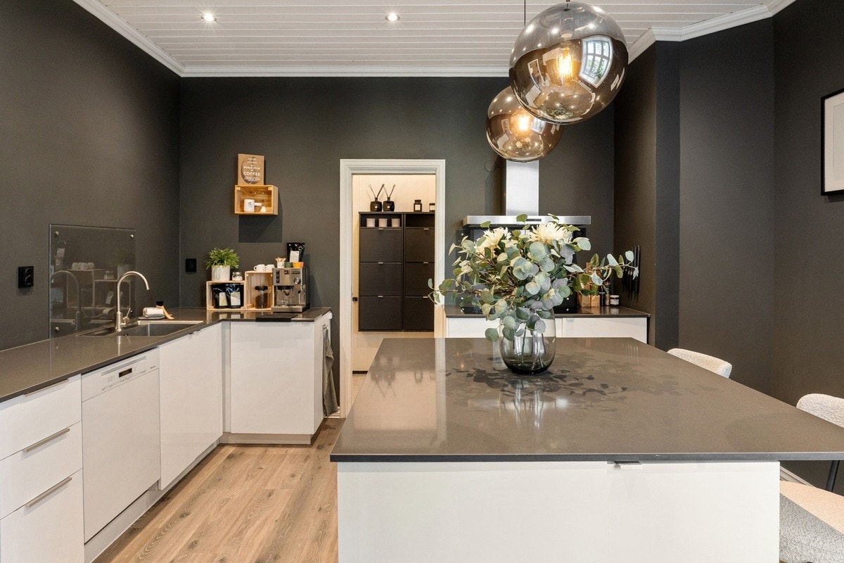 En praktisk kjøkkenøy med plass til barstoler gir både ekstra arbeidsflate og oppbevaringsplass Galleribilde