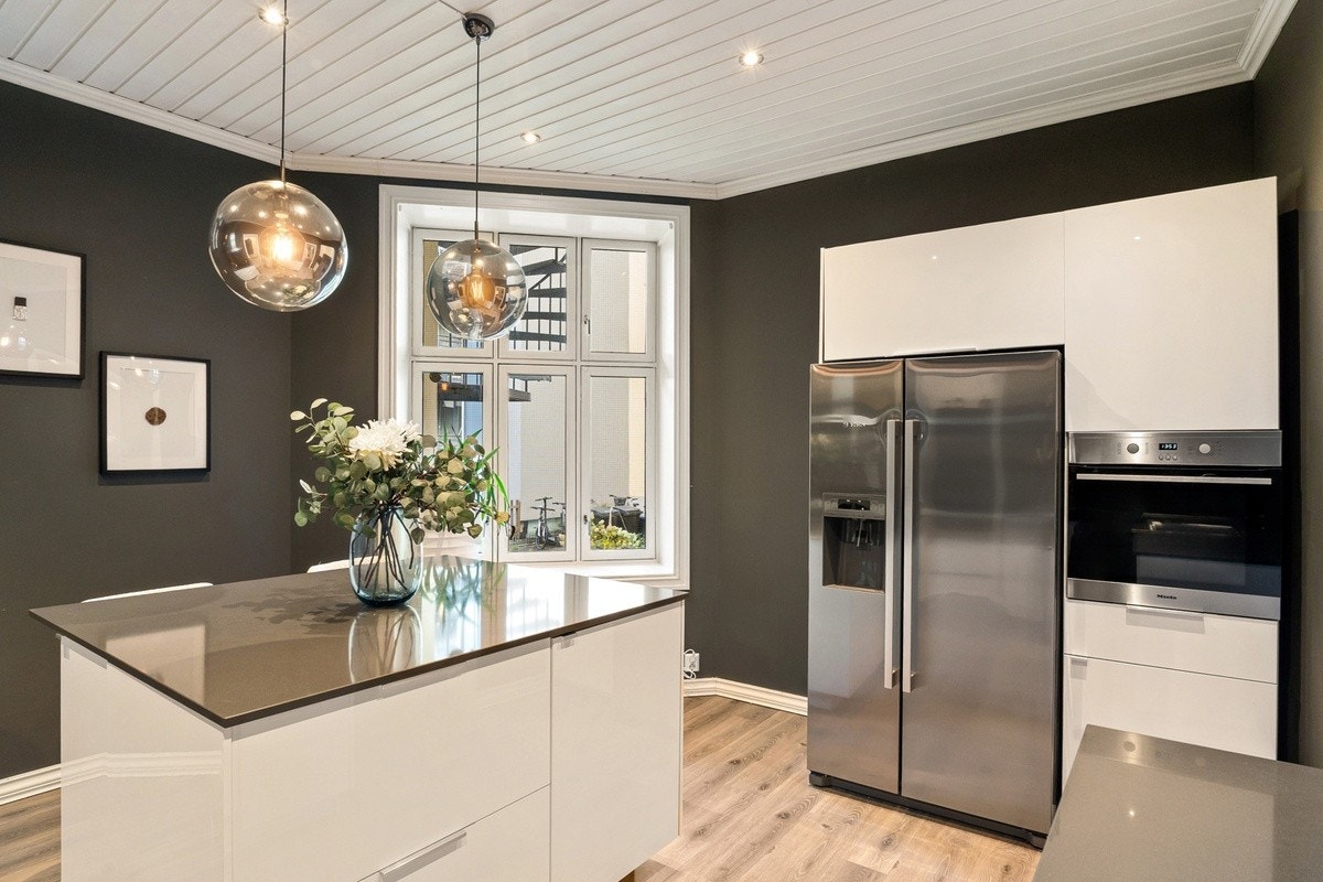 Innredningen fra IKEA ble satt inn i 2015 og fremstår moderne med hvite, høyglans fronter og benkeplate i Silestone. Galleribilde