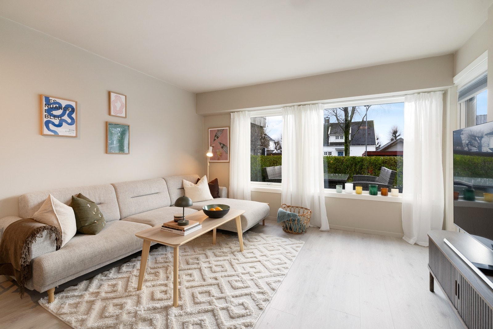 Stue med god plass til sofagruppe Galleribilde