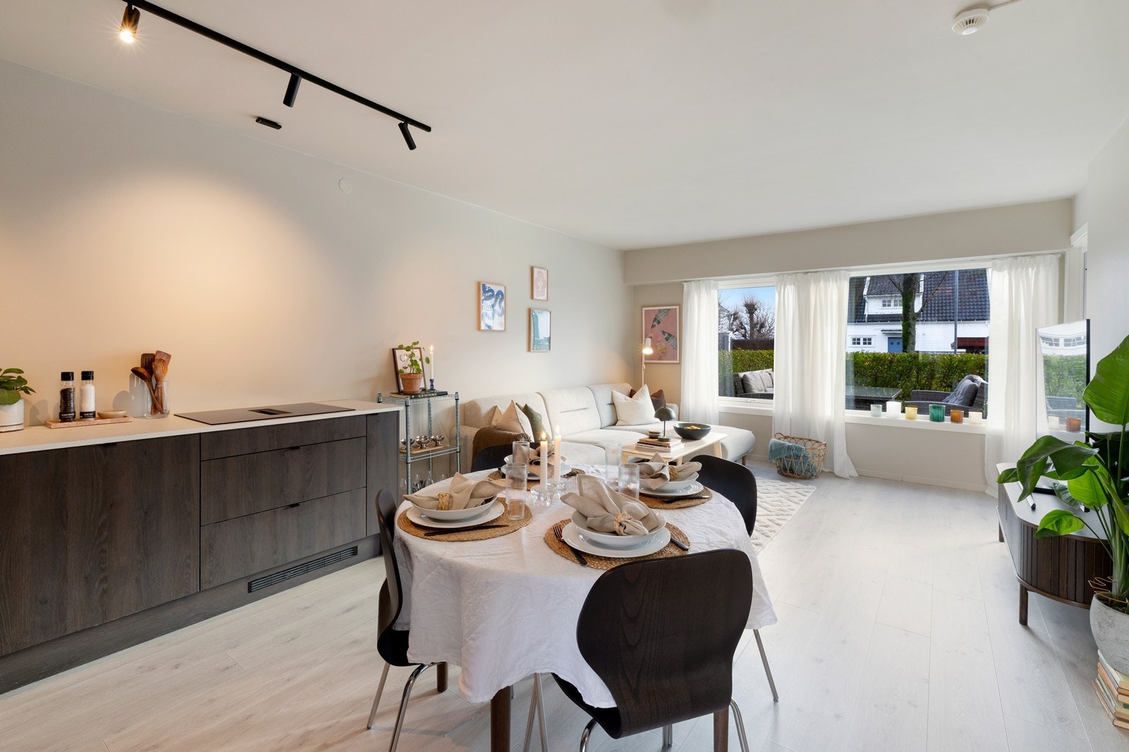 Stue med god plass til spisebord Galleribilde