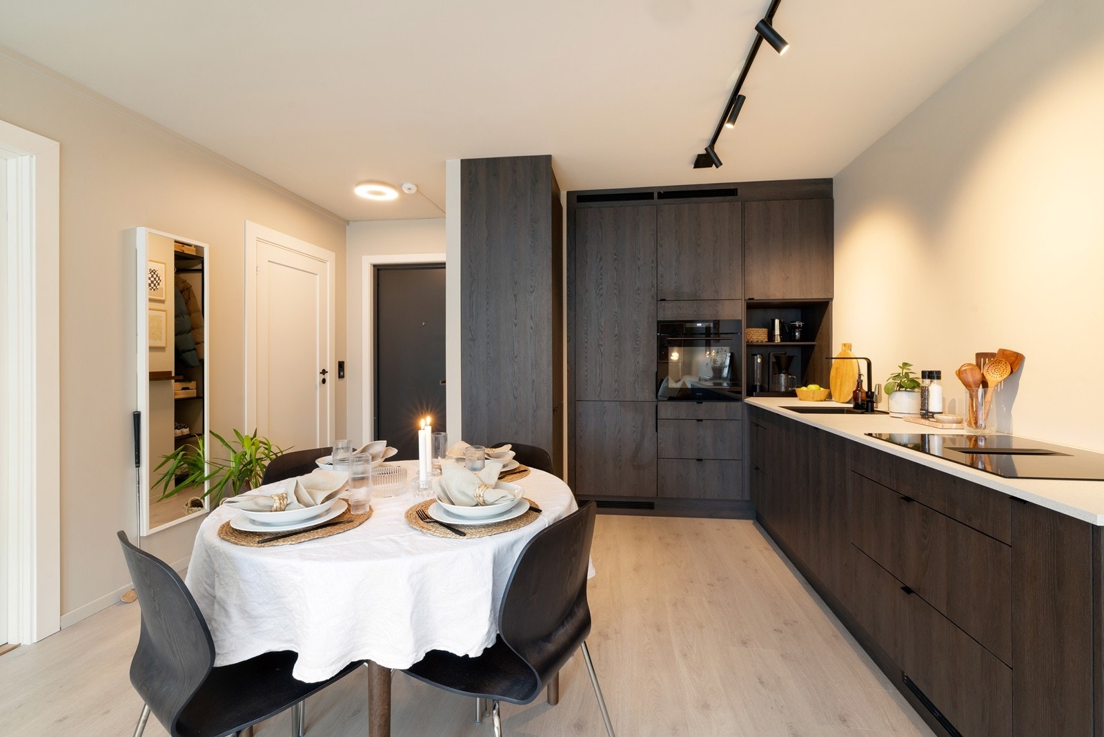 Kjøkken med mye skap- og benkeplass Galleribilde