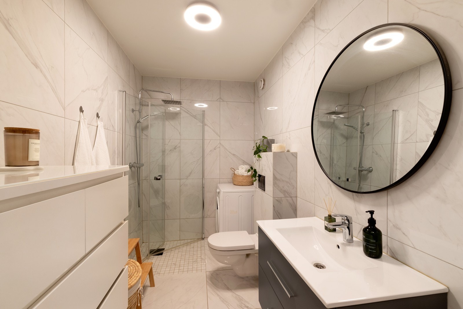 Delikat og flislagt bad med varmekabler i gulv Galleribilde