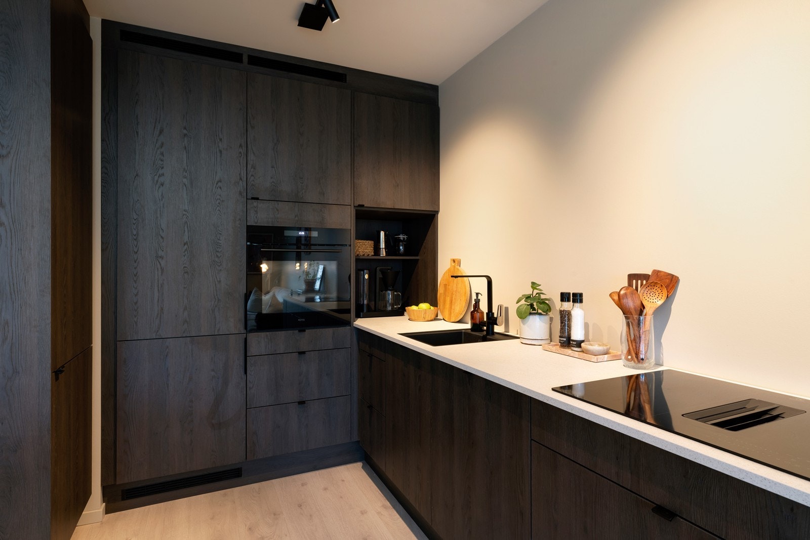 Kjøkken med integrerte hvitevarer Galleribilde