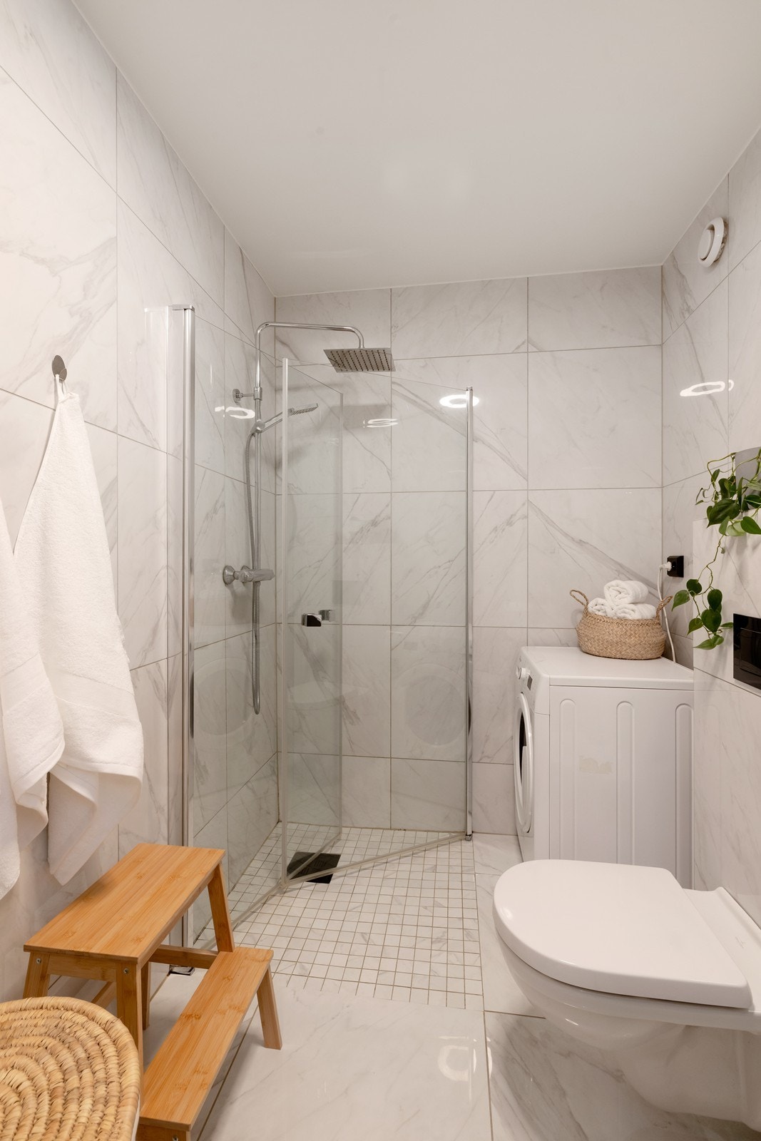 Bad med dusjhjørne, servant, wc og opplegg for vaskemaskin Galleribilde