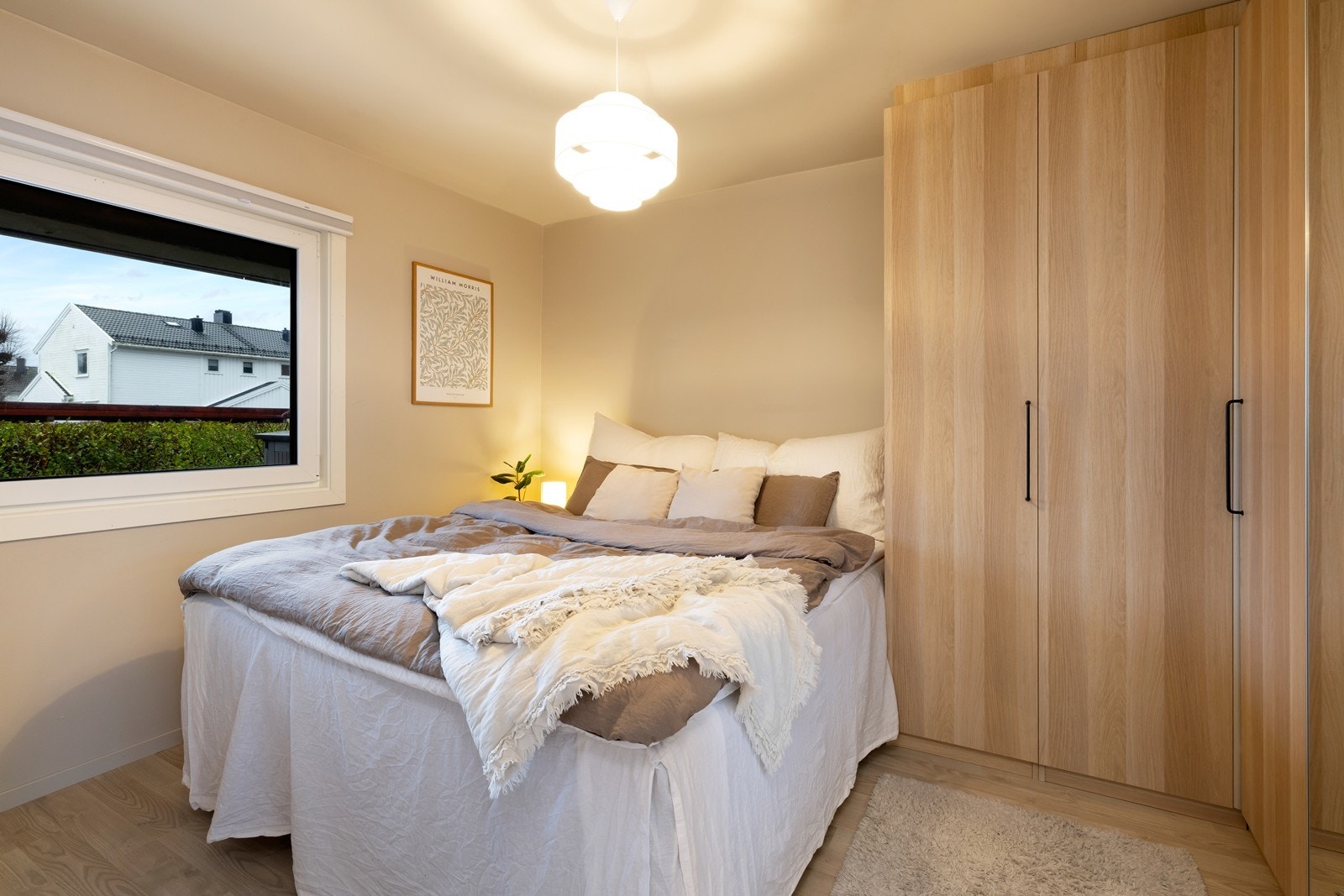 Soverom med god plass til dobbeltseng og garderobeløsning Galleribilde