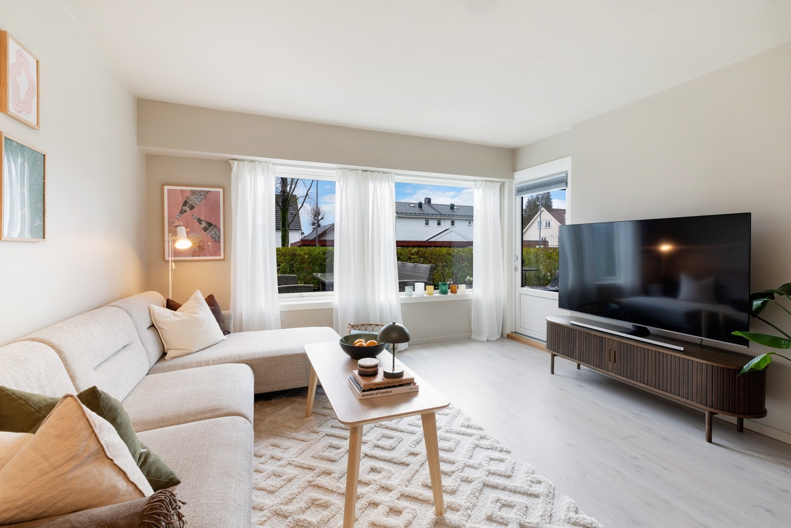 Stue med utgang til solrik terrasse Galleribilde