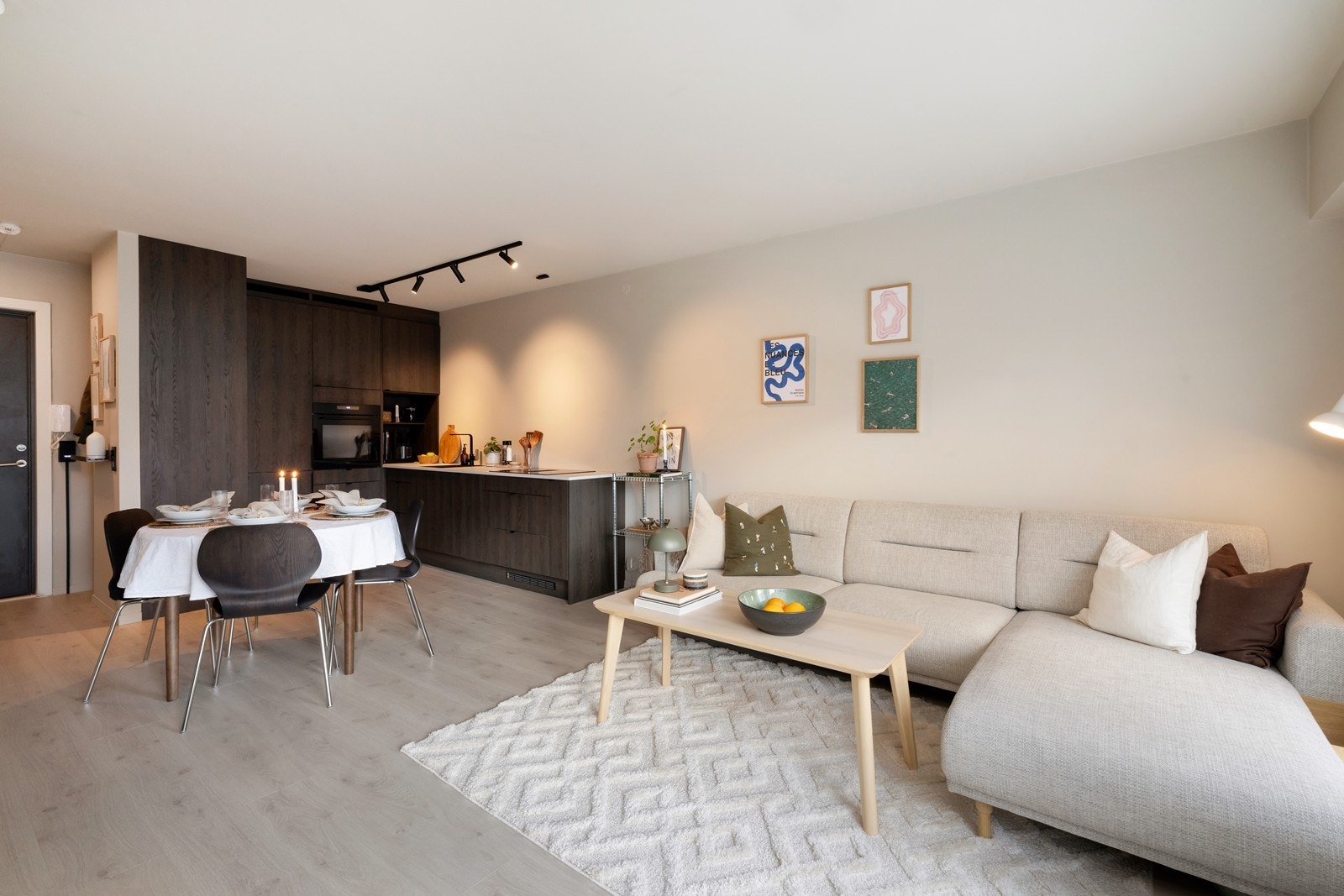 Stue med laminat på gulv og malte flater Galleribilde