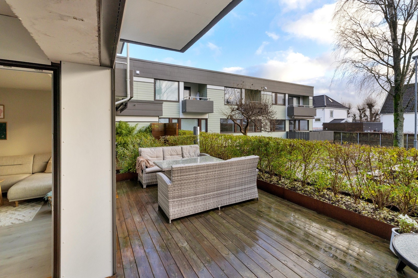 Solrik terrasse med plass til utemøbler Galleribilde