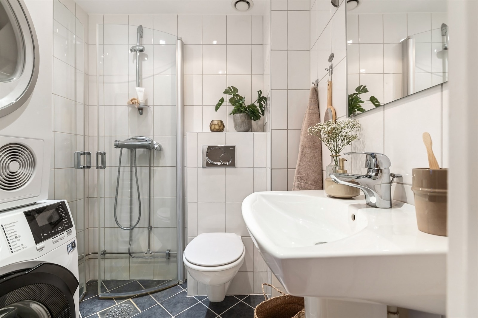 Delikat flislagt bad med gulvvarme og downlights, pusset opp i regi av borettslaget i 2008. Galleribilde