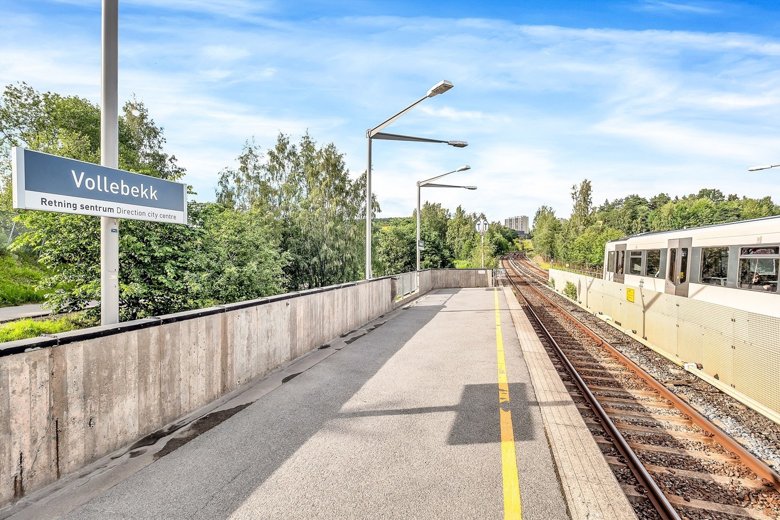 Det er ca 10 min gange til både Vollebekk og risløkka T-banestasjon. Galleribilde
