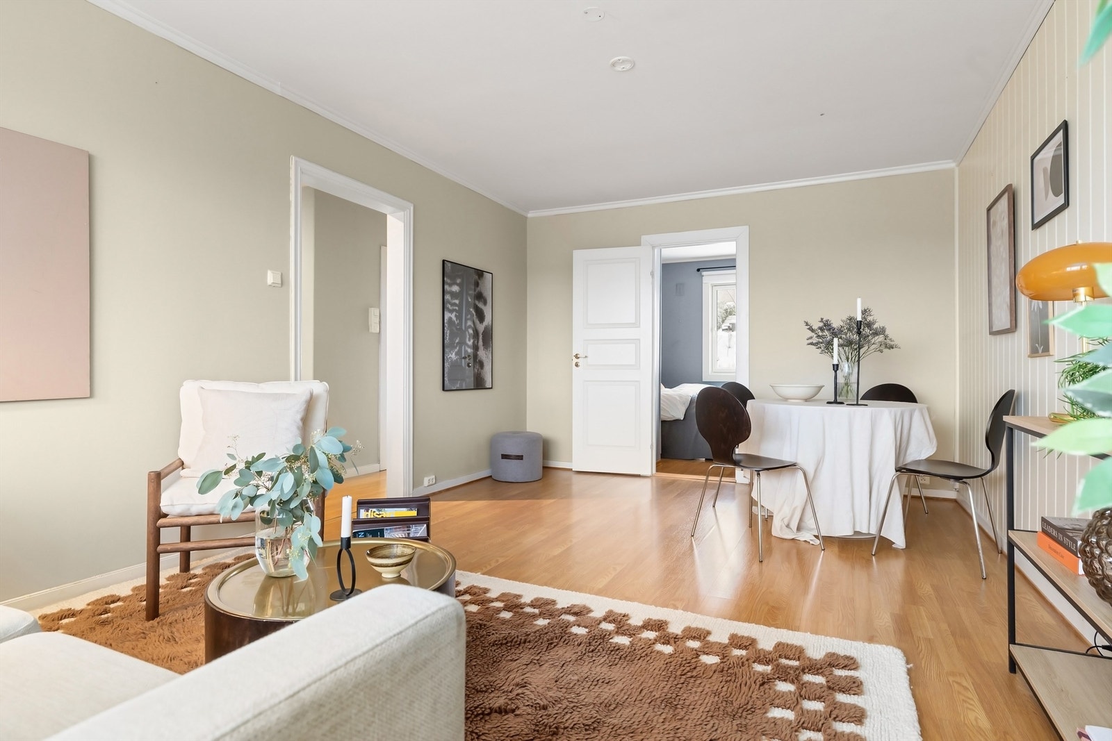 Boligen har bergvarme og fyring samt v. vann er inkludert i felleskostnadene. Det samme er tv og internett fra Telia. Galleribilde