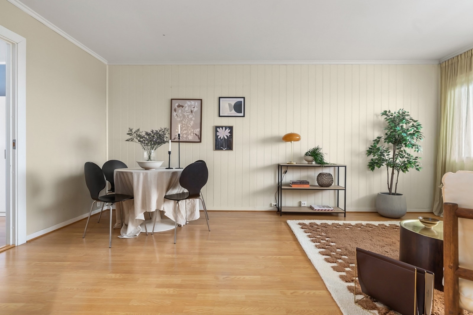 Boligen disponerer både kjeller- og loftsbod. I tillegg så har borettslaget eget treningsrom, som ligger like ved denne boligen. Galleribilde