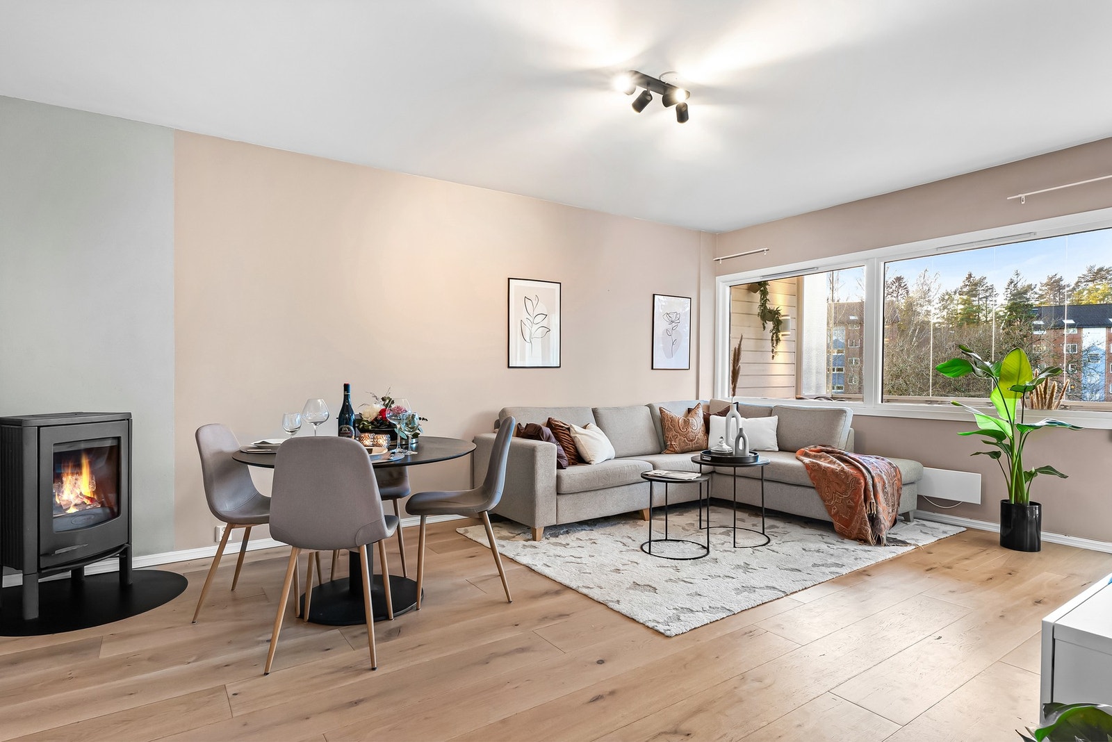 Leiligheten har en lys og romslig stue, og de gode vindusflatene gir godt naturlig lysinnslipp. Galleribilde