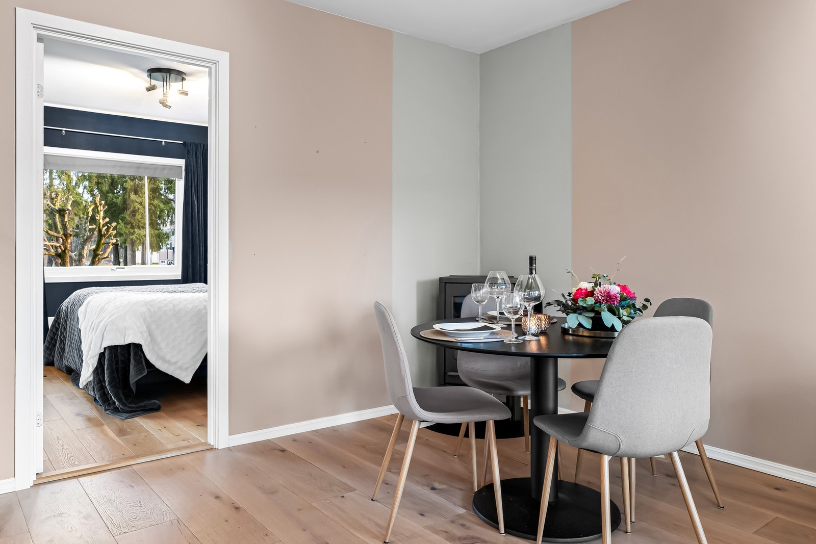 Det er fin plass til spisebord, hvor måltidene kan nytes i hyggelig lag. Galleribilde