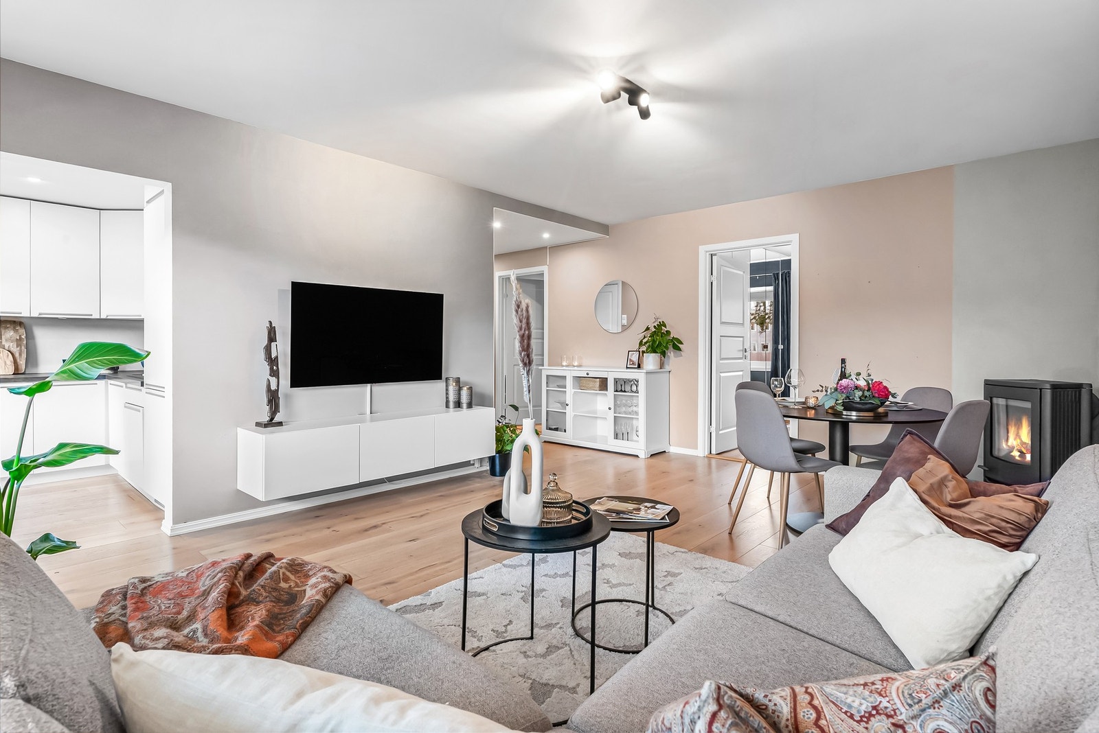 Det er fin plass til sofagruppe med tilhørende TV-møblement og spisebord. Galleribilde