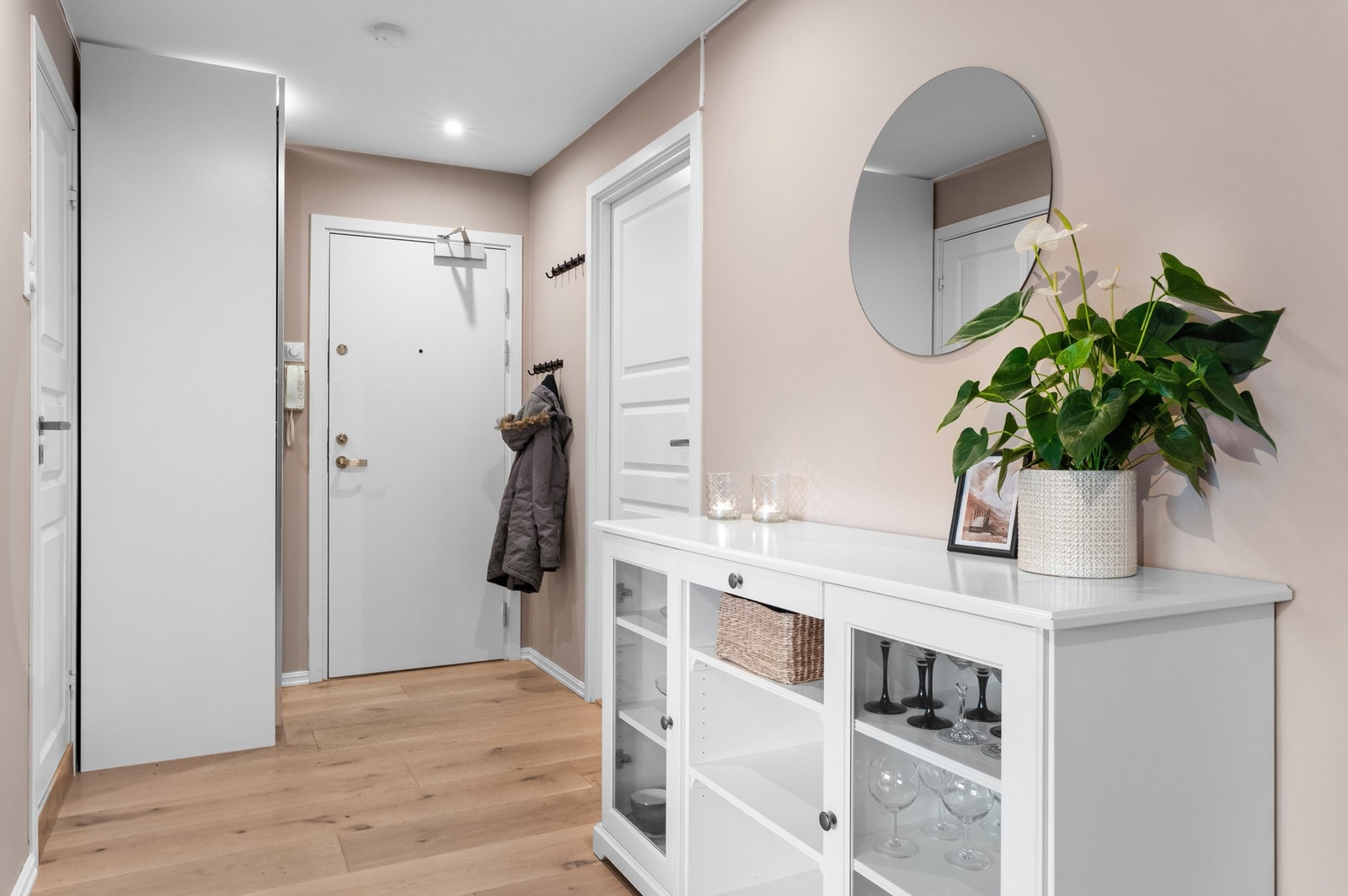 Entré med plass til garderobeskap og knaggrekke. Galleribilde