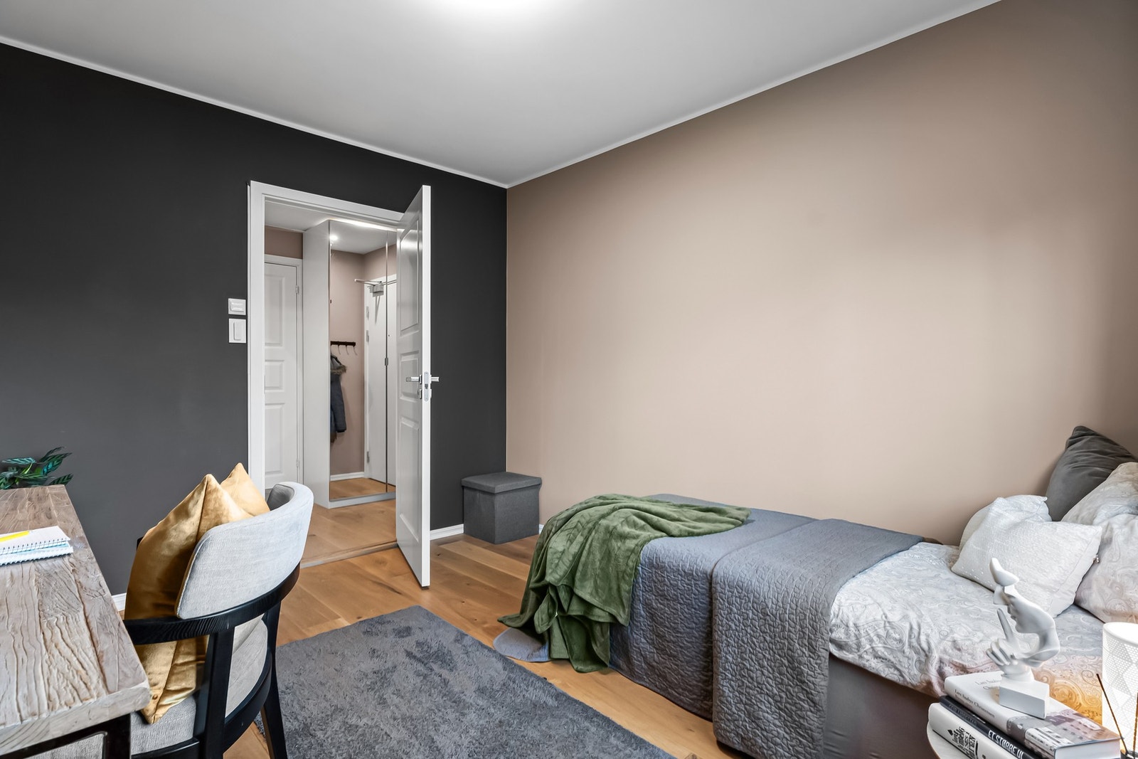 Rommet passer perfekt som barne-/gjesterom eller kontor, alt etter behov. Galleribilde