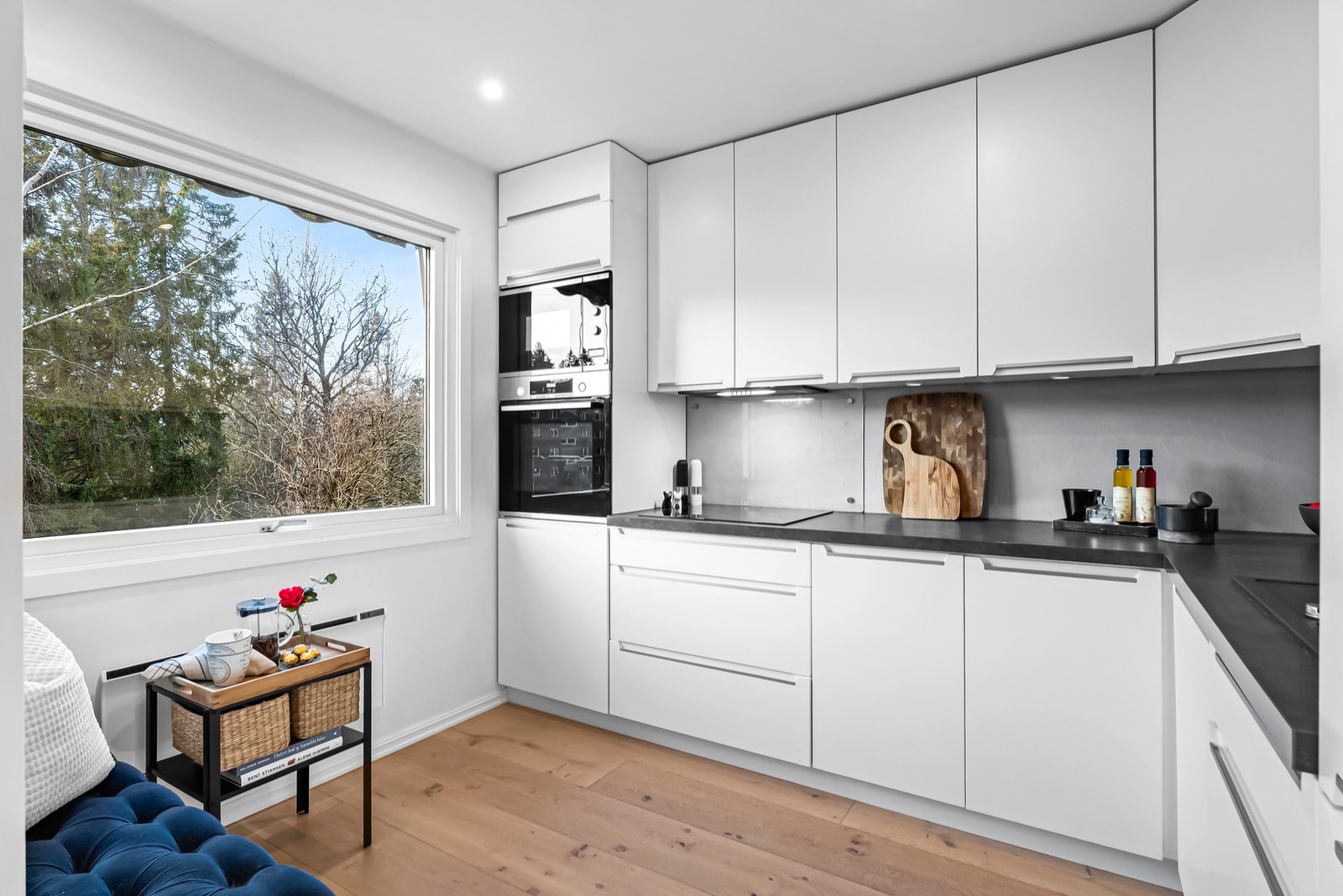 Separat kjøkken, med lys og glatt innredning fra Black Red White. Galleribilde