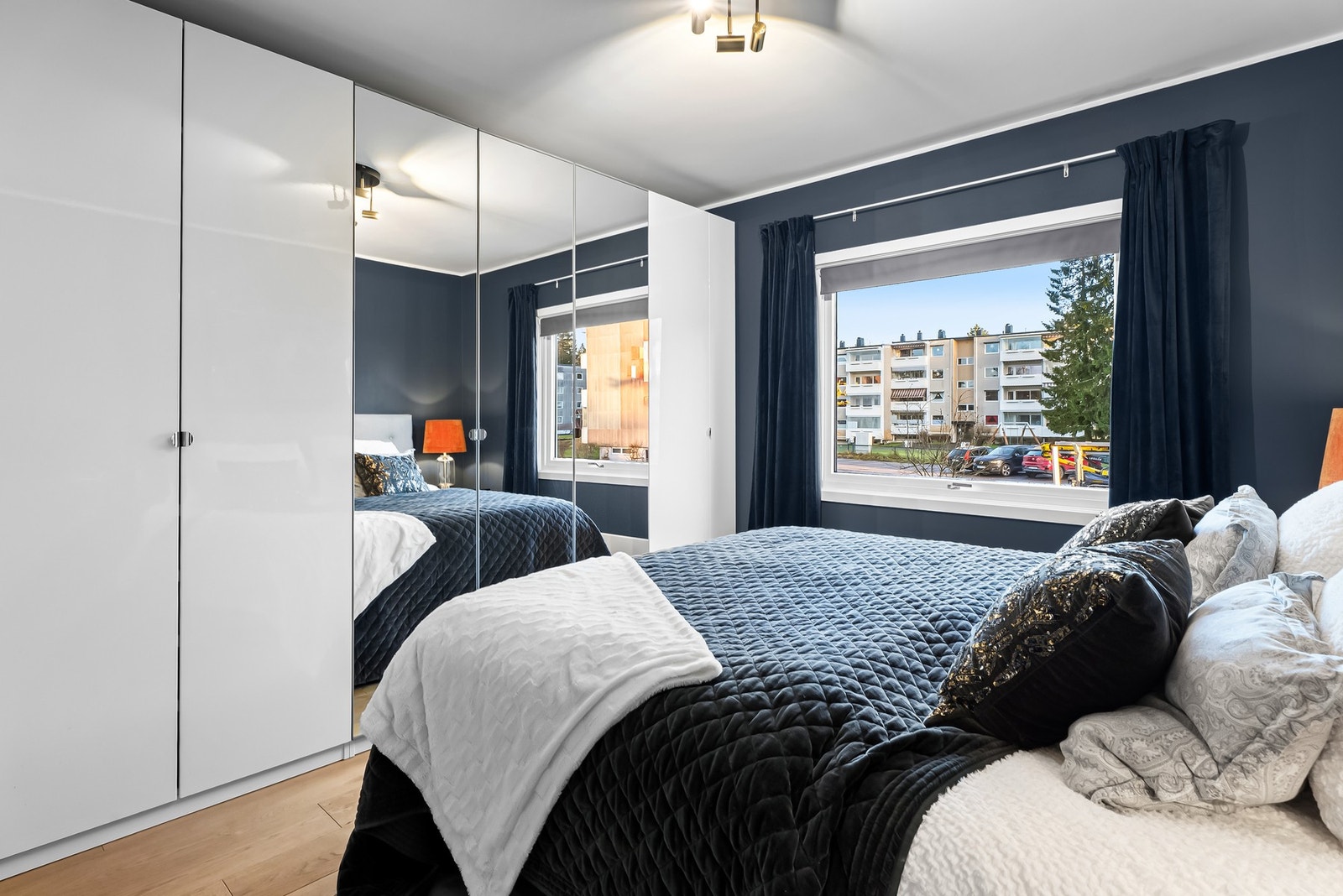 Hovedsoverommet er av god størrelse, og har fin plass til dobbeltseng med tilhørende nattbord. Galleribilde