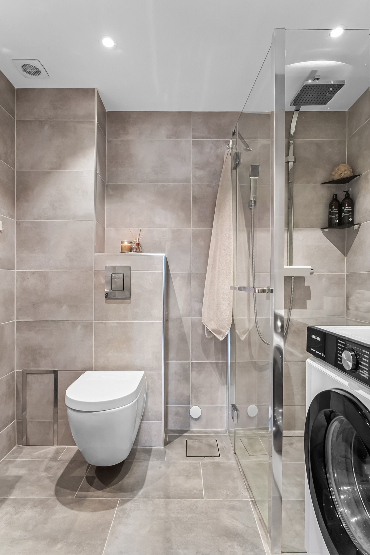 Pent, flislagt baderom med varmekabler i gulv og downlights i himling. Galleribilde