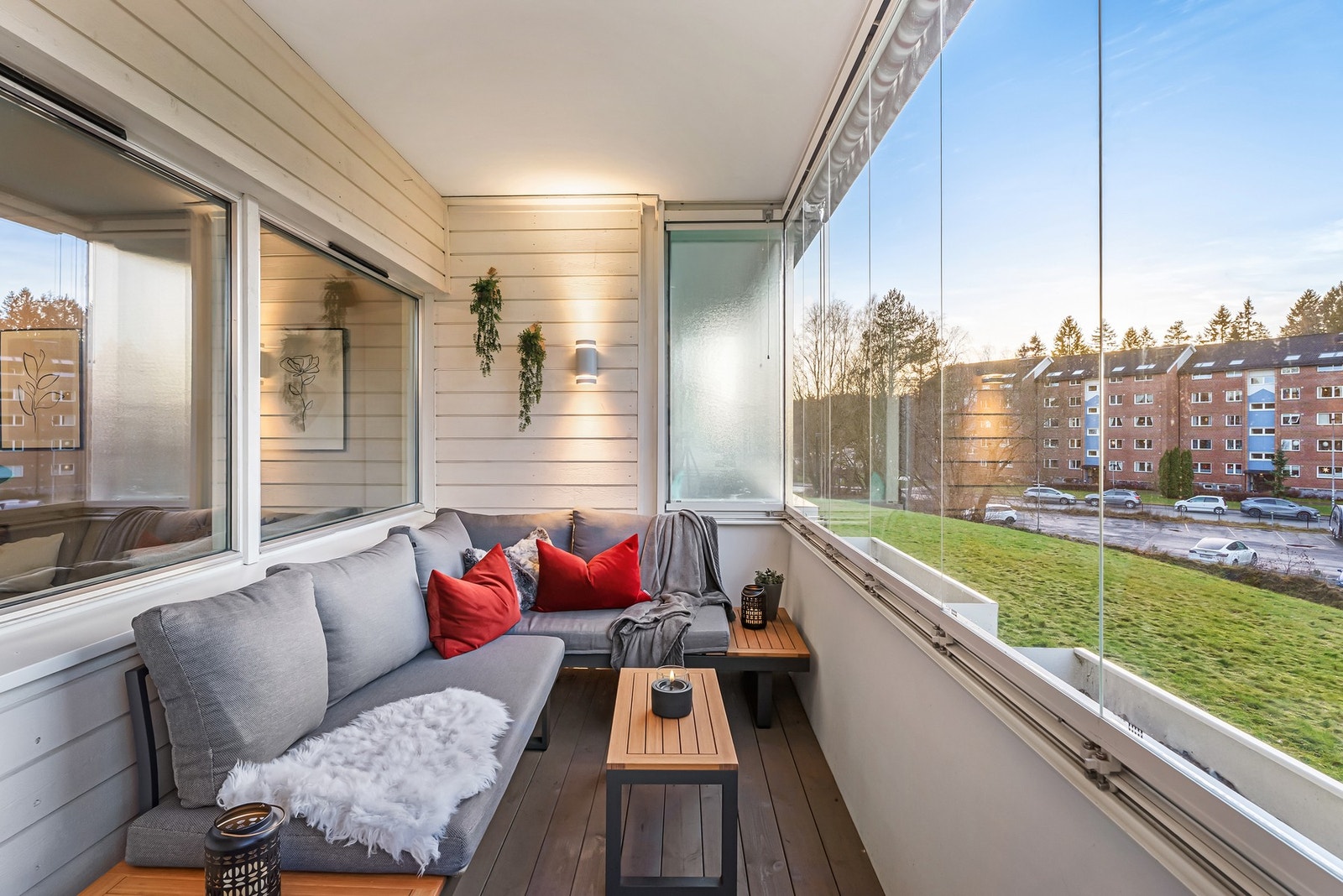 En attraktiv leilighet, godt beliggende i grønne omgivelser, nær marka. Leiligheten har en vestvendt, innglasset balkong med hyggelig utsyn. Galleribilde