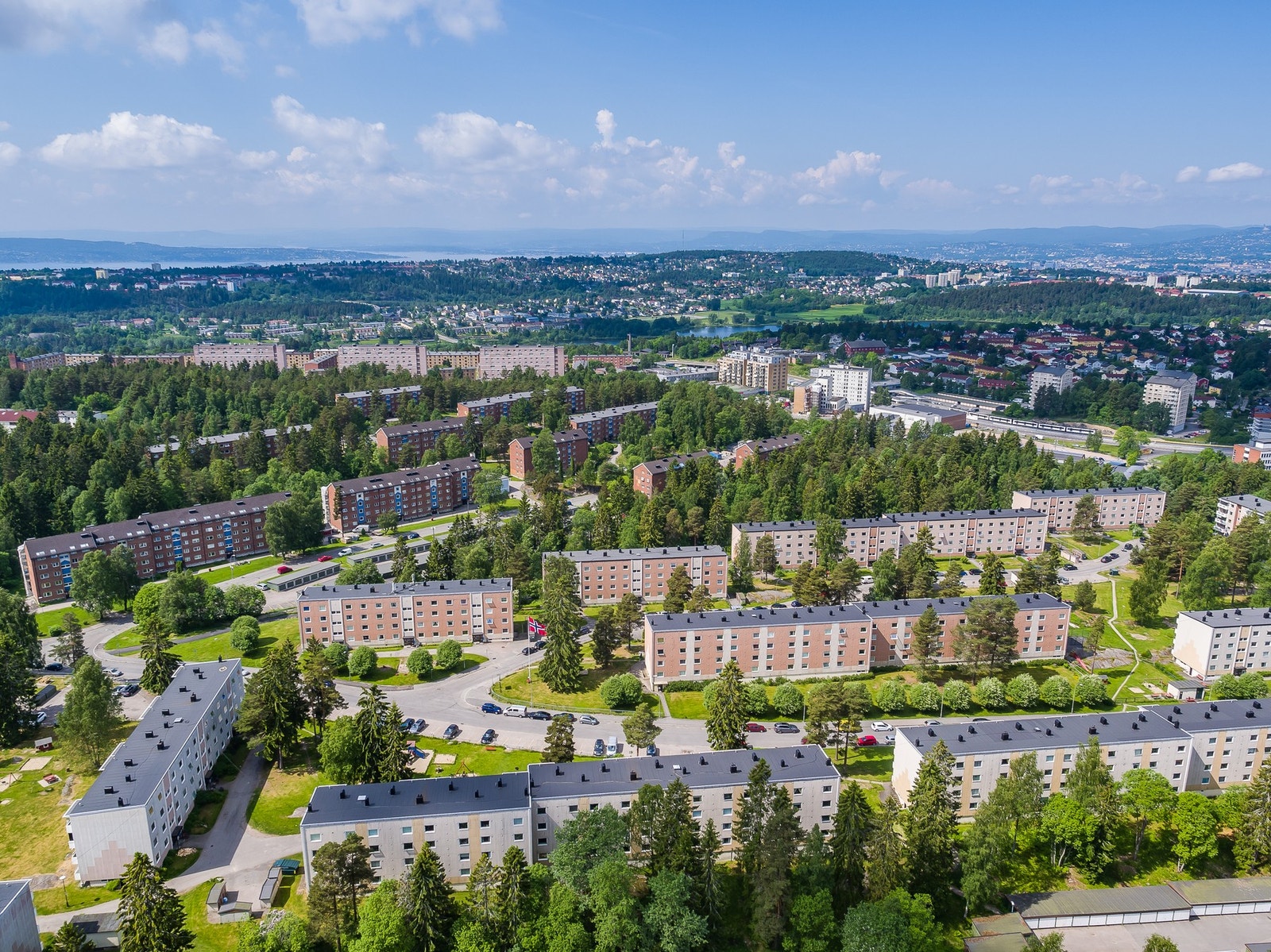 Haraløkka borettslag er et frittstående borettslag som består av 12 blokker med 400 leiligheter. Den første sto ferdig i 1960. Galleribilde