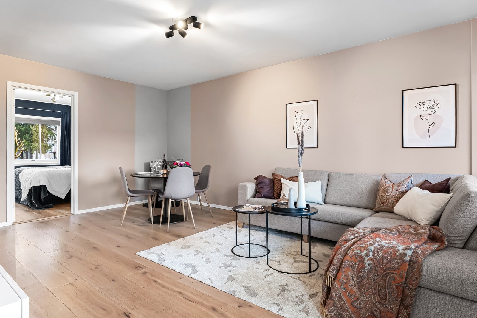 Stuen er nymalt høsten 2025, og fremstår delikat. Galleribilde