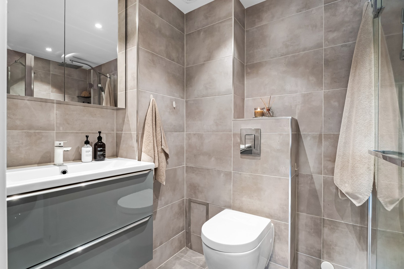 Leiligheten har et meget pent bad fra 2019. Galleribilde