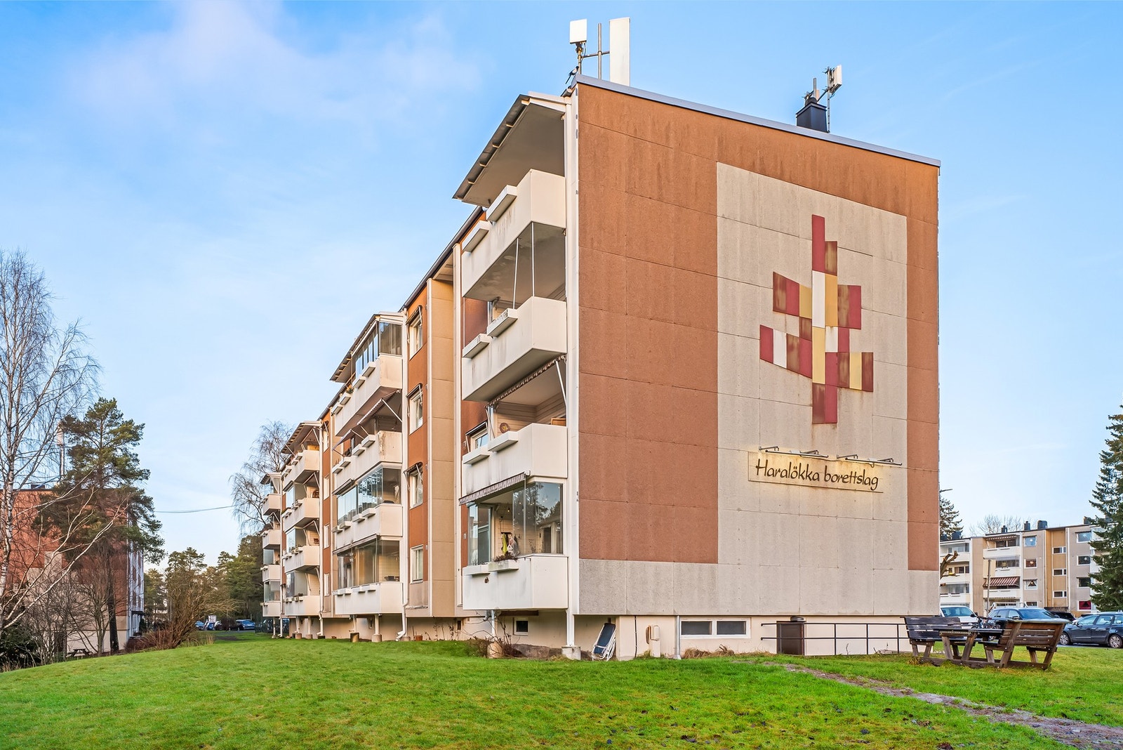 Det er fine grøntområder rundt blokkene. Galleribilde